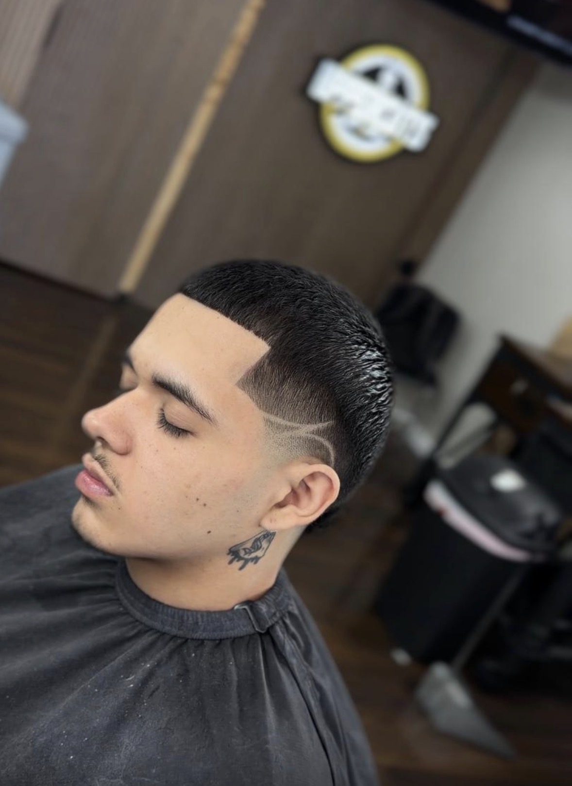 Uppercuts909 Barbershop — photo 8